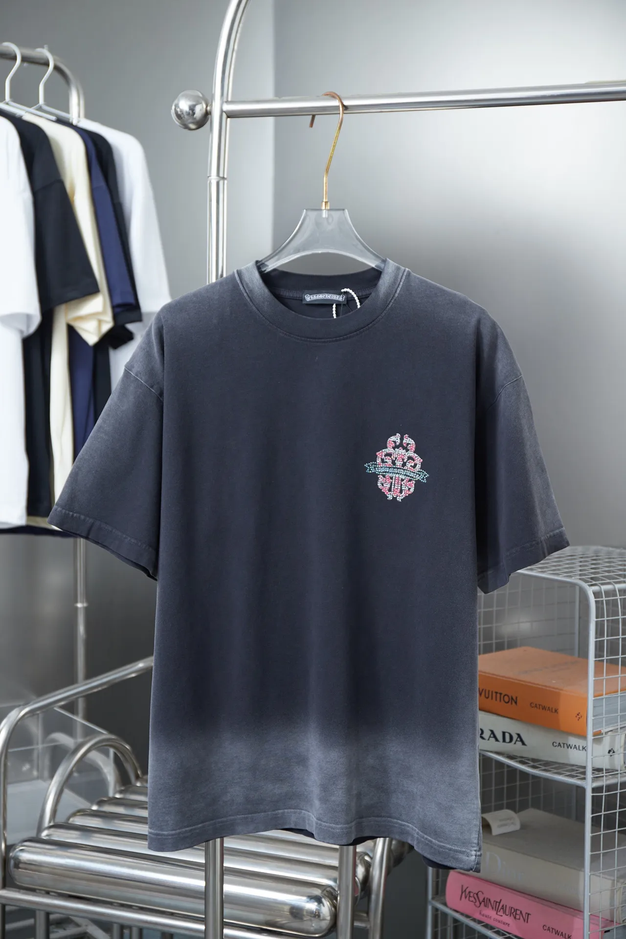 🅿️210 Ch*ome Hearte 25SS early spring new style, short-sleeved with Kro heart logo and rhinestones, light luxury, essential item for daily commuting for men and women, correct version, welcome to compare, detailed features · 320g 100% pure cotton double yarn jersey fabric · Custom dyed in the same vat, special thickened 32 pieces double-strand 1X1 thread · Digital direct printing ➕Australian imported pearlescent diamonds ➕Thick three-dimensional letter logo · Ready-made garments are dyed, then faded and fried with snowflakes, then washed to make them look old. · Common washing improves the effect. · Double-needle stitching and seam-crossing process. · Original main mark, washed tag, branded moisture-proof paper packaging. Color: black/blue/green. Size: S/M/L/XL.